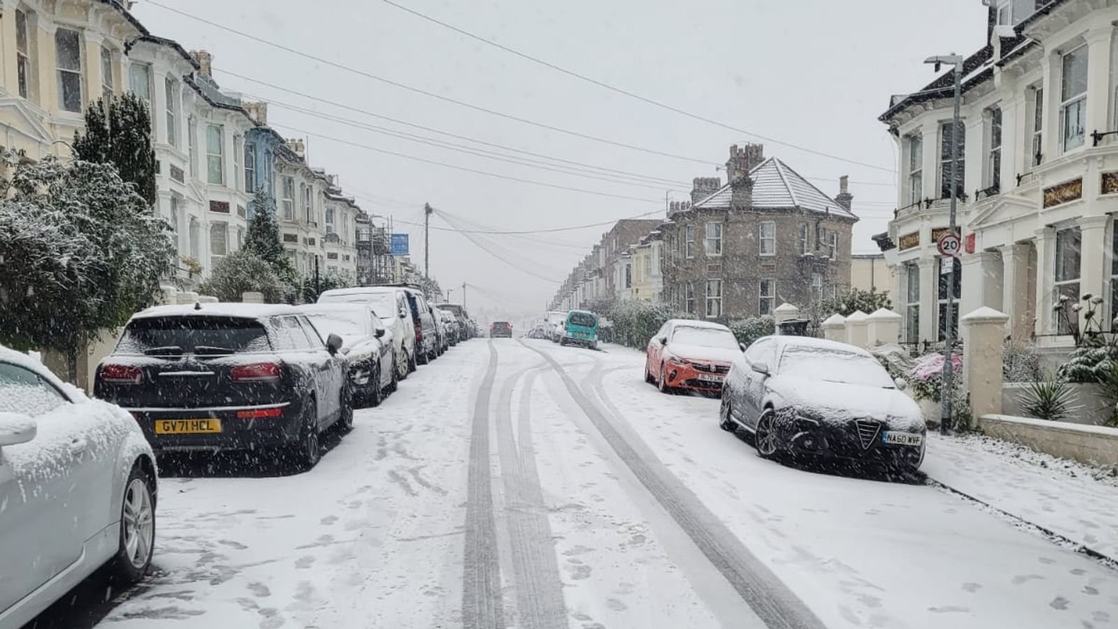 UK weather: More snow, ice and freezing fog set to cause Monday morning rush-hour chaos