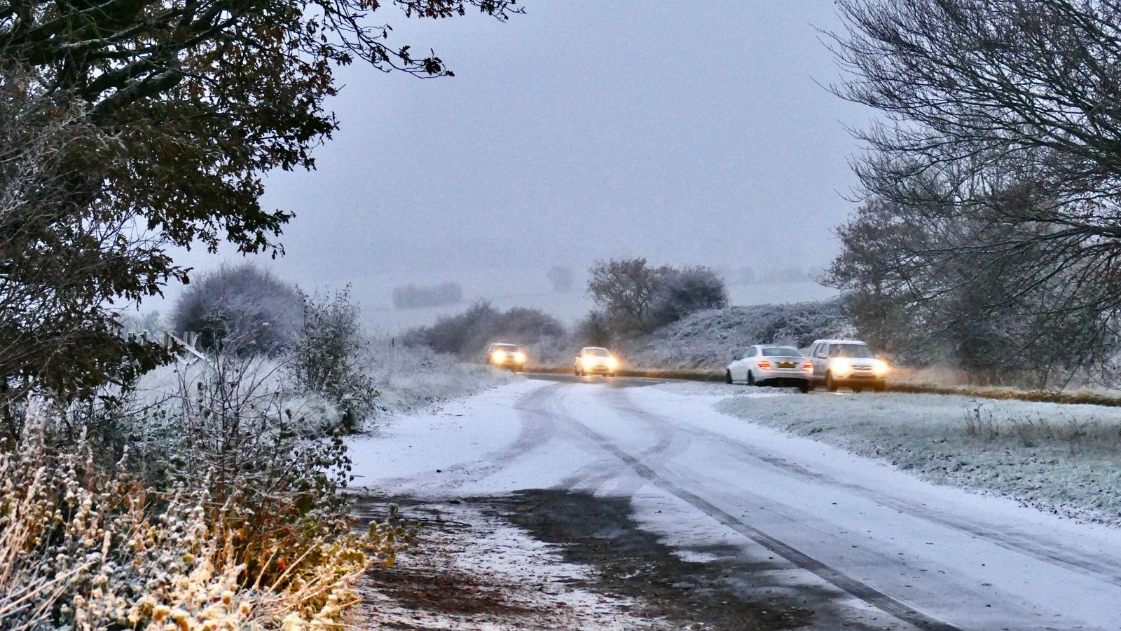 UK weather: Snow, ice and freezing fog cause rush-hour disruption after coldest night of the year