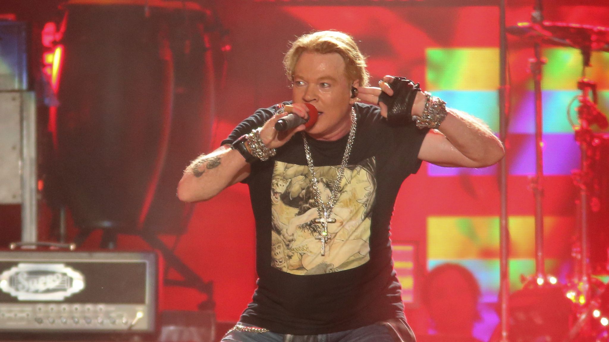 Guns N' Roses front man Axl Rose to stop throwing mic after fan hurt at