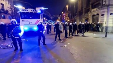 在布鲁塞尔，警察与摩洛哥球迷发生冲突