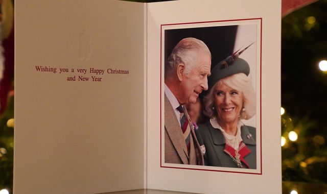 King chooses photo taken just days before Queen's death for first Christmas card - Vimarsana News