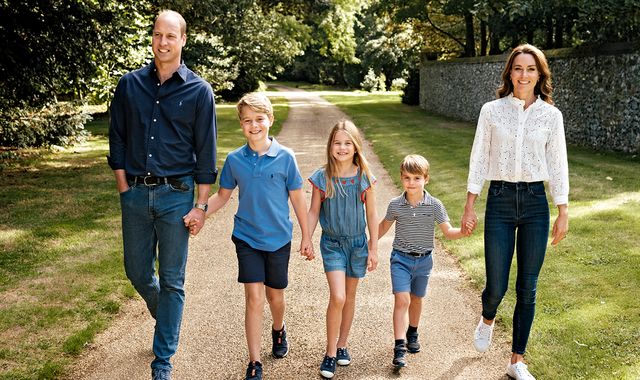 Prince and Princess of Wales release family photo with George, Charlotte and Louis for Christmas card - Vimarsana News