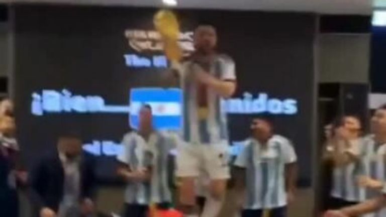 Lionel Messi célèbre sa victoire sur la table des vestiaires de l’Argentine !  |  Vidéo |  Regarder l’émission de télévision