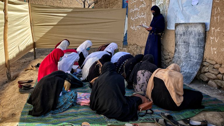 Dentro de las escuelas secretas de Afganistán