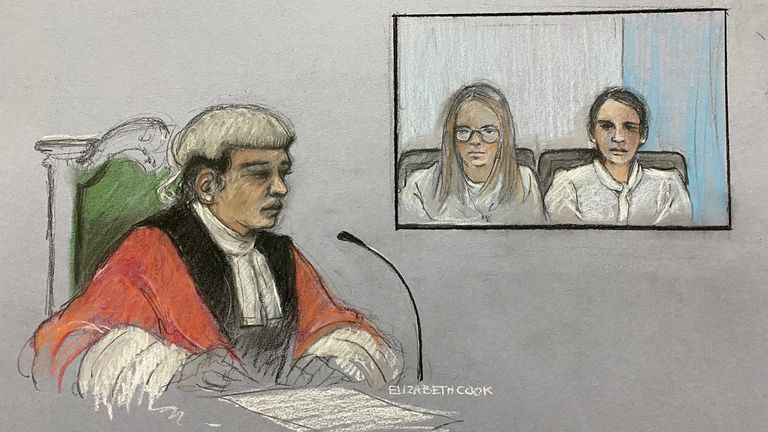 Dessin de l'artiste de la cour par Elizabeth Cook de Mme la juge Bobbie Cheema-Grubb faisant ses commentaires à l'Old Bailey à Londres, après que la citoyenne américaine Anne Sacoolas (à droite à l'écran) a plaidé coupable, par liaison vidéo depuis les États-Unis, d'avoir causé la mort de Harry Dunn par conduite dangereuse