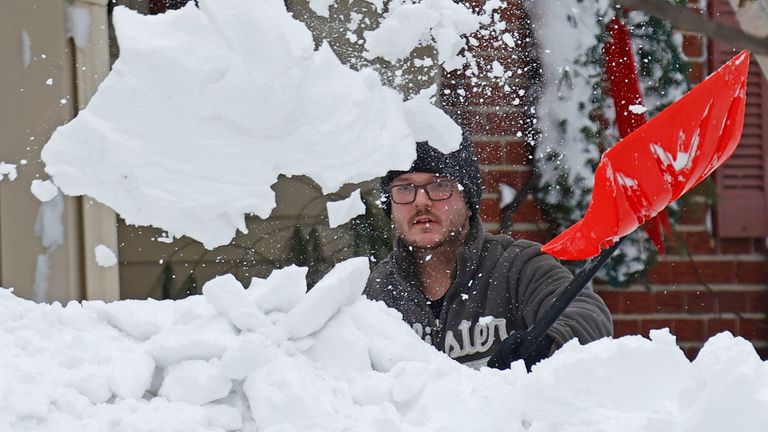 A man clears snow as a winter storm rips through Western New York on Tuesday, Dec. 12. Amherst, 27, 2022. Photo: Associated Press
