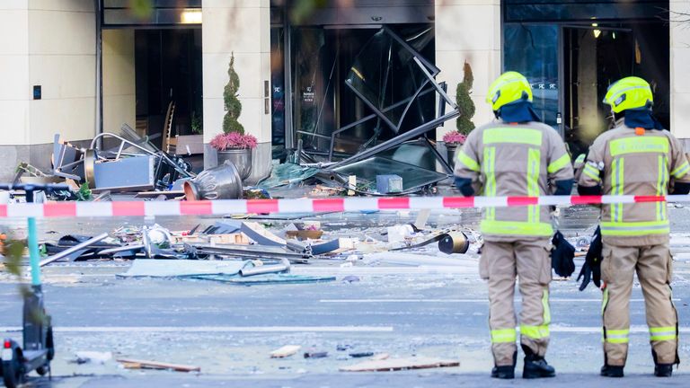 December 16, 2022, Berlin: Debris lies on Karl-Liebknecht-Stra'e in front of a hotel.  In the hotel, a huge aquarium has leaked.  Water spilled onto the road.  PIC: AP