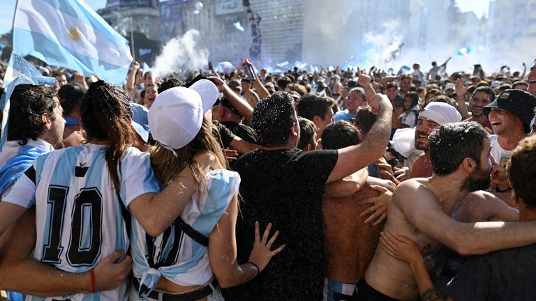 Football Soccer - Qatar 2022 FIFA World Cup Final - Fans in Buenos Aires - Buenos Aires, Argentina - December 18, 2022 Argentina fans at Obelisco celebrate winning the World Cup REUTERS/ Martin Villar