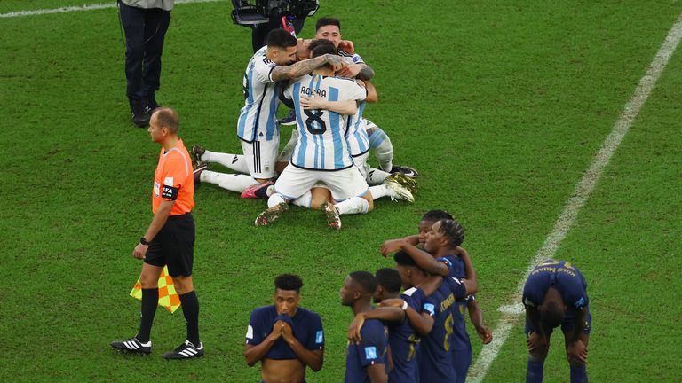 Soccer Football - FIFA World Cup Qatar 2022 - Final - Argentina v France - Lusail Stadium, Lusail, Qatar - December 18, 2022 Argentina players celebrate after winning the World Cup as France players look dejected REUTERS/Paul Childs
