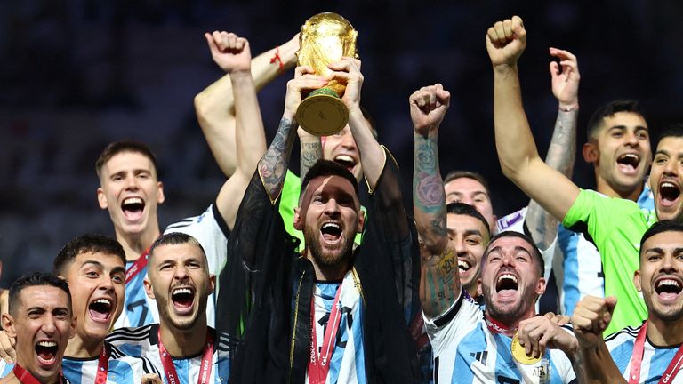 Soccer Football - FIFA World Cup Qatar 2022 - Final - Argentina v France - Lusail Stadium, Lusail, Qatar - December 18, 2022 Argentina&#39;s Lionel Messi lifts the World Cup trophy alongside teammates as they celebrate after winning the World Cup REUTERS/Kai Pfaffenbach TPX IMAGES OF THE DAY
