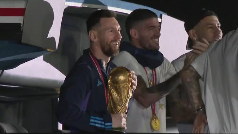 Lionel Messi memegang trofi Piala Dunia di Buenos Aires