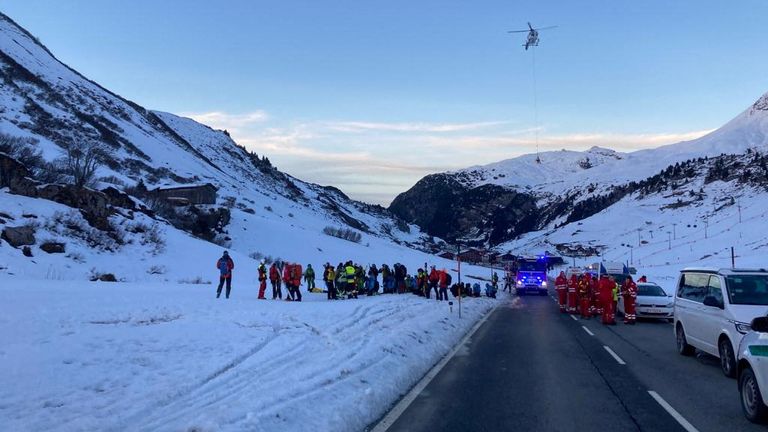 Salvatorii stau în apropierea locului în care o avalanșă a îngropat 10 schiori în zona de schi gratuită Lech/Zuers din Arlberg, Austria, 25 decembrie 2022. Poliția din Vorarlberg/Foșă prin REUTERS.  FĂRĂ REVÂNZARE.  FĂRĂ ARHIVĂ.