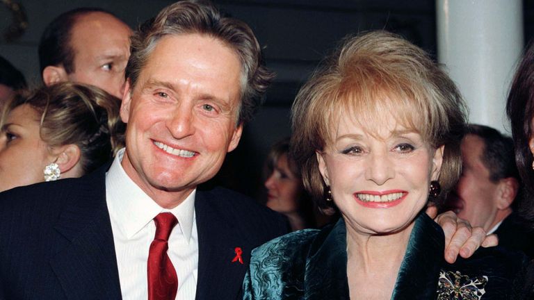 El actor Michael Douglas y la periodista de televisión Barbara Walters posan para los fotógrafos antes de rendir homenaje al magnate de los medios David Geffen y Joan Tisch en un concierto benéfico para la crisis de salud de los hombres gay (GMHC) en el Carnegie Hall de Nueva York el 22 de enero.  Geffen y Tish son reconocidos por su liderazgo en la lucha contra el SIDA y su apoyo a GMHC.  beneficios del SIDA