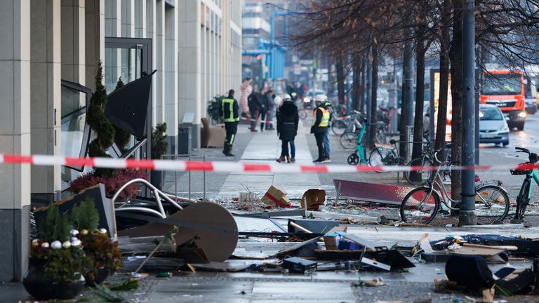O vedere a resturilor de pe stradă în afara unui hotel după o explozie și o scurgere a acvariului AquaDom din centrul Berlinului 