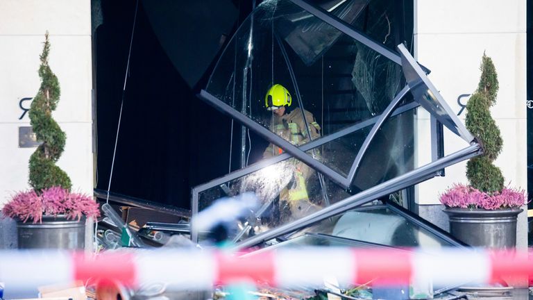 December 16, 2022, Berlin: Debris lies on Karl-Liebknecht-Stra'e in front of a hotel.  In the hotel, a huge aquarium has leaked.  Water spilled onto the road.  Photo by: Christoph Soeder/picture-alliance/dpa/AP Images PIC:AP