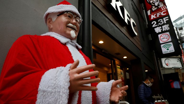 Une statue du colonel Sanders déguisé en Père Noël dans un restaurant Kentucky Fried Chicken (KFC) à Tokyo.  Photo : Reuters 