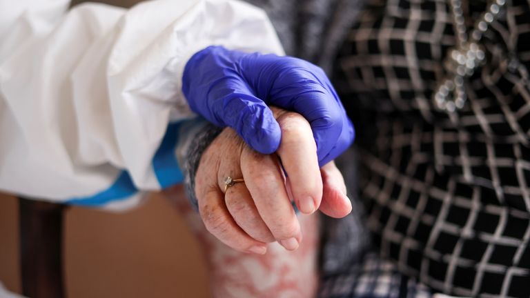 Nicky Clough rend visite à sa mère Pam Harrison dans sa chambre à l'Alexander House Care Home pour la première fois depuis que les restrictions de verrouillage de la maladie à coronavirus (COVID-19) commencent à s'assouplir, à Londres, en Grande-Bretagne, le 8 mars 2021. REUTERS/Hannah Mckay
