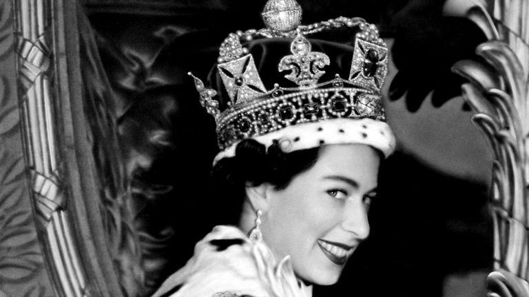 ZABLOKOWANE DO GODZINY 22:00 SOBOTA, 3 GRUDNIA 2022 GMT ZDJĘCIE PLIKU z dnia 2/6/1953, przedstawiające królową Elżbietę II w koronie Empire State, uśmiechającą się do tłumu z jej powozu, gdy opuszczała Opactwo Westminsterskie w Londynie po koronacji.  Słynna korona św. Edwarda została usunięta z Tower of London w celu zmiany rozmiaru dla króla przed koronacją.  Data premiery: sobota, 3 grudnia 2022 r.