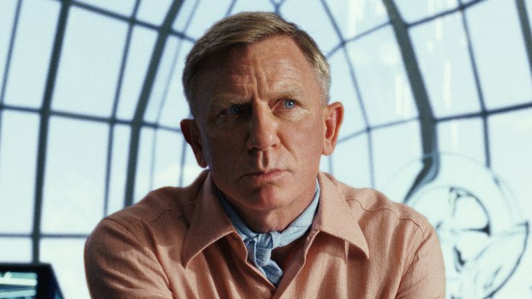 Glass Onion: A Knives Out Mystery (2022).  Daniel Craig sebagai Detektif Benoit Blanc.  Kr. Atas perkenan Netflix.. 2022.