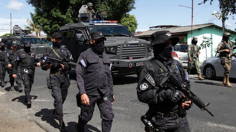 وصول الشرطة إلى سويابانغو ، السلفادور ، للبحث عن أفراد العصابة