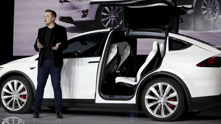 Elon Musk è raffigurato a una presentazione di Tesla nel 2015