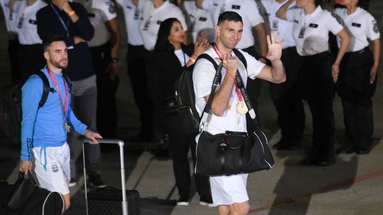 Kiper Emiliano Martinez melambai saat tiba.  Gambar: AP