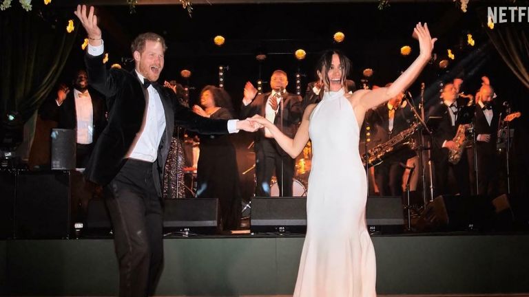 El príncipe Harry y Meghan recuerdan su primer baile ‘juguetón’ en una boda en el último clip de Netflix |  Noticias del Reino Unido