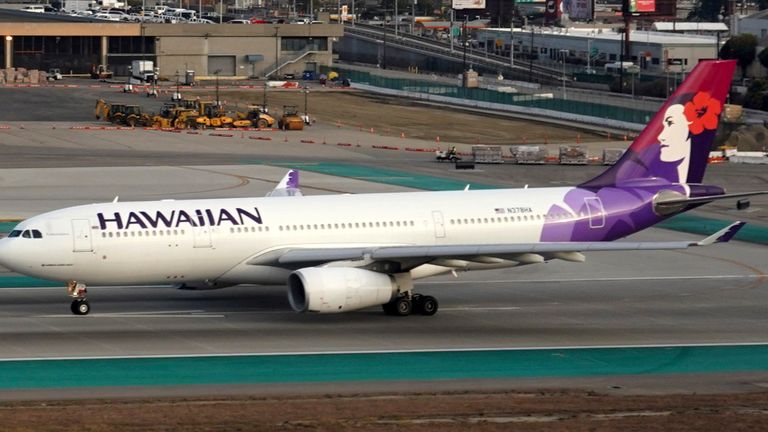 Un Airbus A330-200 de Hawaiian Airlines (jet doble) (A332) taxis HA33 en la pista para la salida del Aeropuerto Internacional de Los Ángeles (LAX) a Kahului (OGG), sábado, Jsn.  2, 2020, en Los Ángeles.  (Kirby Lee vía Associated Press)