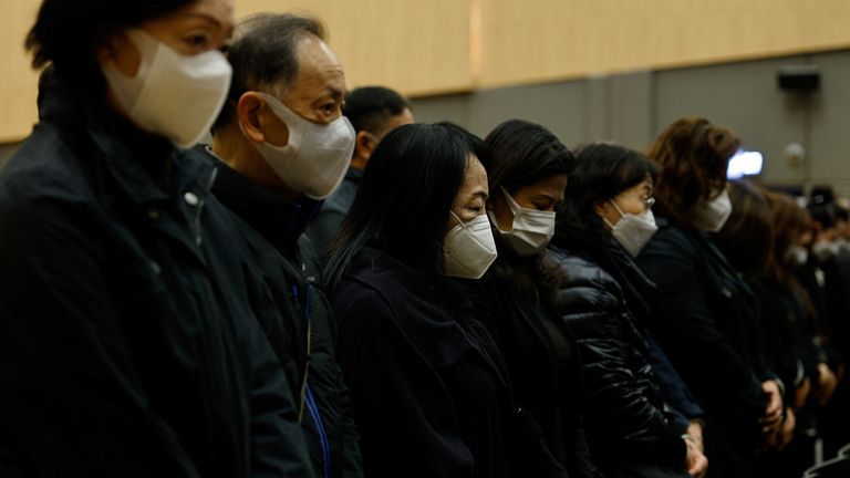 Les gens participent à un service commémoratif pour l'ancien dirigeant chinois Jiang Zemin à Hong Kong.  Photo : Reuters 
