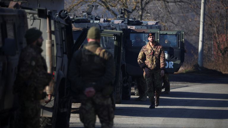 Припадници италијанских оружаних снага, део мировне мисије НАТО-а на Косову, чувају стражу док локални Срби протестују против владе у близини блокаде пута у Рудару, у близини северног дела етнички подељеног града Митровице на Косову.