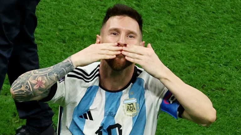 Soccer Football - FIFA World Cup Qatar 2022 - Final - Argentina v France - Lusail Stadium, Lusail, Qatar - December 18, 2022 Argentina&#39;s Lionel Messi celebrates winning the World Cup after the penalty shootout REUTERS/Molly Darlington
