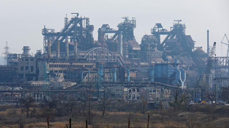 Rus kontrolündeki Ukrayna'nın Mariupol kentindeki Rusya-Ukrayna ihtilafı sırasında yıkılan Azovstal çelik fabrikasının bir görüntüsü, 16 Kasım 2022. REUTERS/Alexander Ermochenko