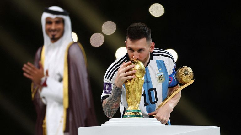 El argentino Lionel Messi besa el trofeo del Mundial tras recoger la Bota de Oro
