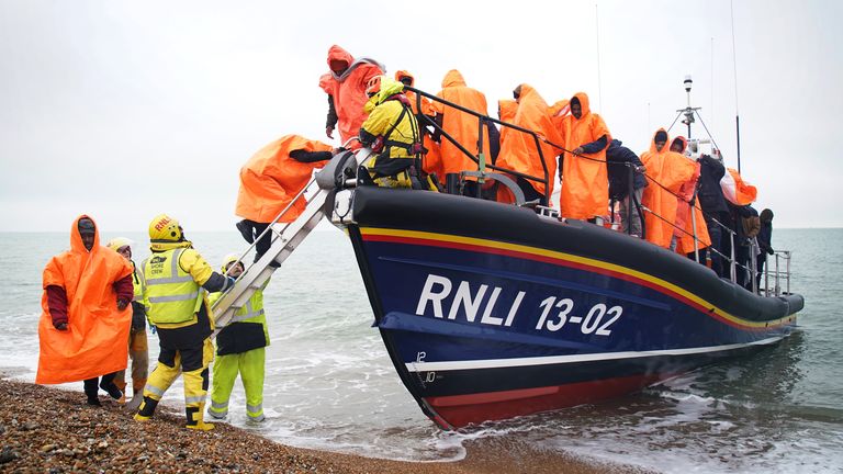 Göçmen oldukları düşünülen bir grup insan, Manş Denizi'nde meydana gelen küçük bir tekne kazasının ardından RNLI tarafından kurtarıldıktan sonra Kent, Dungeness'e getirilir.  Resim tarihi: 9 Aralık 2022 Cuma.