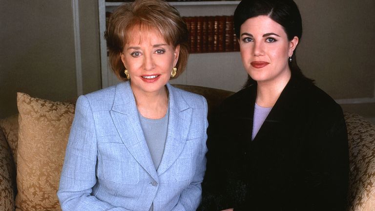 Monica Lewinsky (derecha) posa con la personalidad de la televisión Barbara Walters en una foto publicitaria para ABC News 20/20 en la que la Sra. Lewinsky es entrevistada por la Sra. Walters.  El programa se transmite por ABC el 3 de marzo.