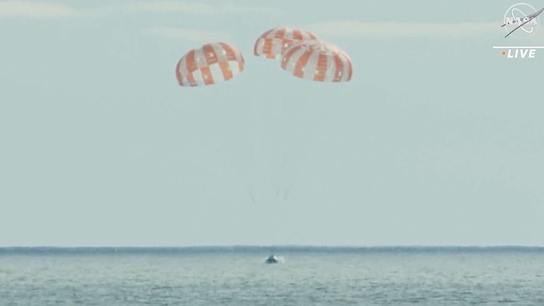 NASA&#39;s Orion spacecraft splashes back down to Earth after successful moon mission
