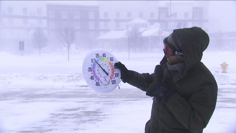 Corespondentul NBC Shaquille Brewster relatează din Benton Harbor, Michigan, când temperaturile scad în SUA.