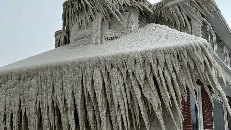 On December 24, 2022, as a winter storm hit the Buffalo area of ​​Hamburg, New York, USA, Hoak's restaurant was covered in ice from the waves of Lake Erie.  Kevin Hoak/via Reuters, this image was provided by a third party.Image: Kevin Hawk via Reuters