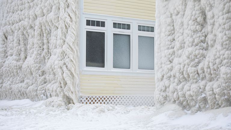 Houses along the shores of Lake Erie, near Fort Erie, Ontario, remain covered in ice Tuesday, Dec. 27, 2022, following a winter storm that swept through much of Ontario.
PIC:The Canadian Press/AP