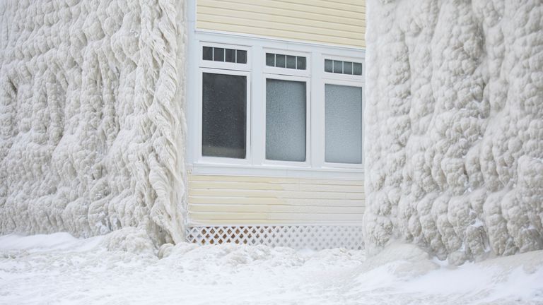 Houses along the shores of Lake Erie, near Fort Erie, Ontario, remain covered in ice Tuesday, Dec. 27, 2022, following a winter storm that swept through much of Ontario.
PIC:The Canadian Press/AP