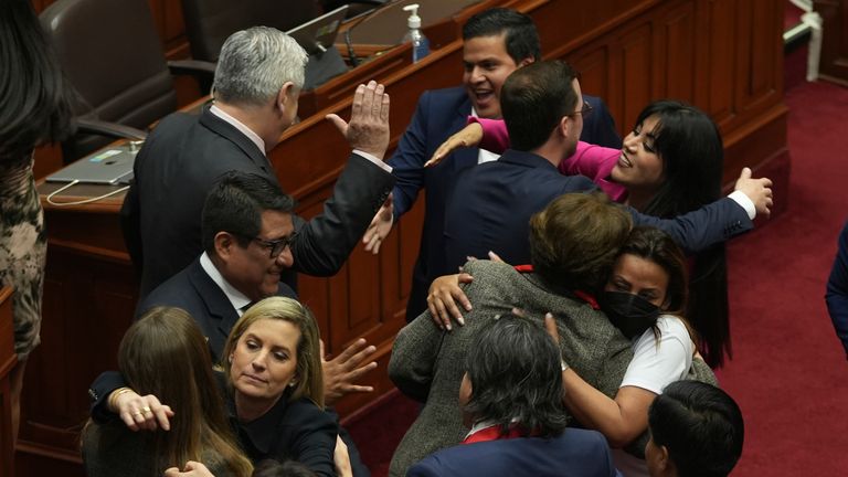 Politikacılar, Pedro Castillo'nun görevden alınması için oy kullandıktan sonra kutlama yapıyor