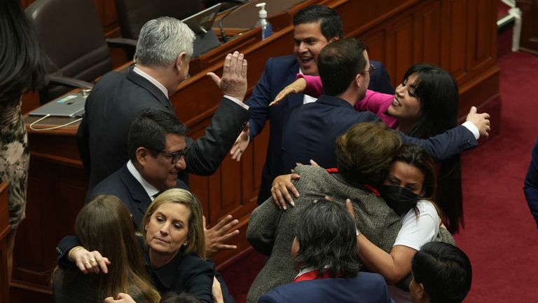 Perú: arresto policial luego de que el Congreso votara para destituir al presidente |  Noticias del mundo