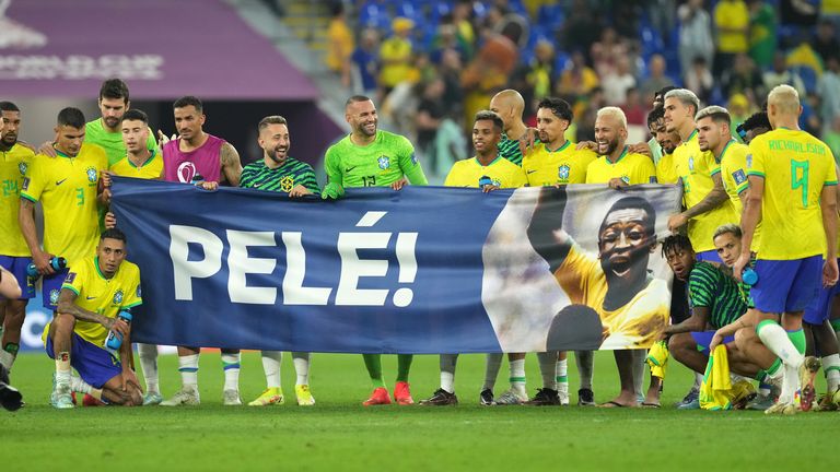 Les joueurs brésiliens apportent une bannière Pelé sur le terrain après la victoire de la Coupe du monde contre la Corée du Sud