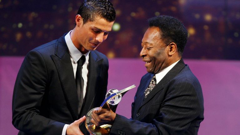 Pelé avec Cristiano Ronaldo en janvier 2009 après que la star portugaise ait été nommée Joueur mondial de l'année de la FIFA. Photo : AP