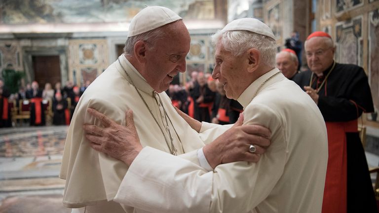     Der ehemalige Papst Benedikt XVI. wird am 28. Juni 2016 von Papst Franziskus während einer Zeremonie anlässlich seines 65. Jahrestages der Priesterweihe im Vatikan begrüßt