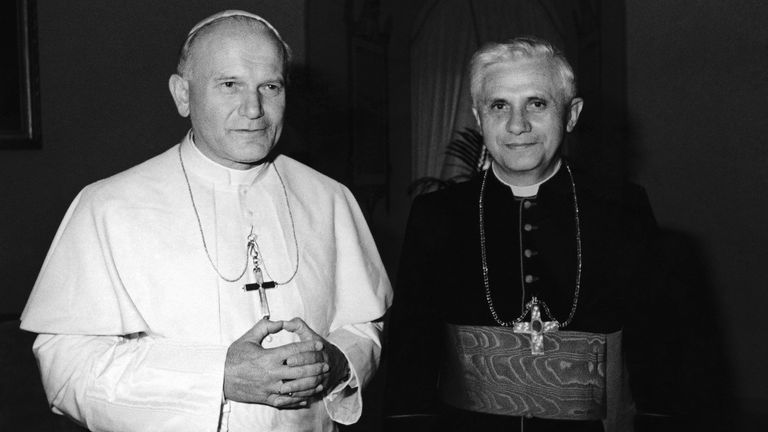     Photo de 1979 : le pape Jean-Paul II, à gauche, pose avec le cardinal Joseph Ratzinger, qui a été élu pape Benoît PIC:AP