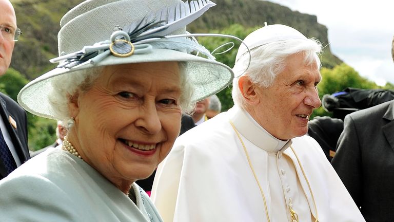 Kraliçe II. Elizabeth ve Papa Benedict XVI (sağda), 16 Eylül 2010, Edinburgh, İskoçya'daki Holyroodhouse Sarayı'ndaki bahçelerde yürüyorlar. 