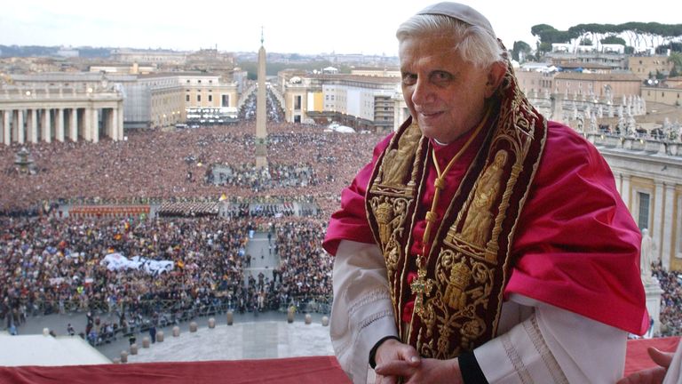 Papst Benedikt XVI., Kardinal Joseph Ratzinger aus Deutschland, erscheint auf einem Balkon des Petersdoms im Vatikan.  