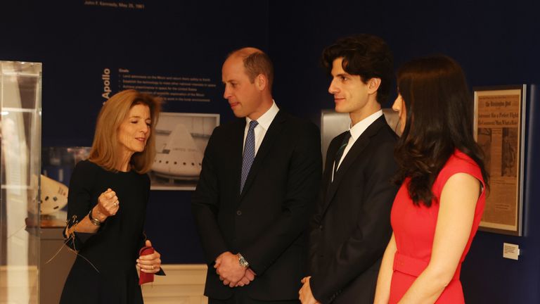 Le prince de Galles avec l'ambassadrice Caroline Kennedy (à gauche), la fille de John F. Kennedy, lors d'une visite à la bibliothèque et au musée présidentiels John F. Kennedy à Columbia Point à Boston, Massachusetts