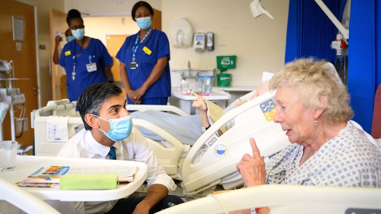 Rishi Sunak speaking with Catherine Poole in Croydon University Hospital